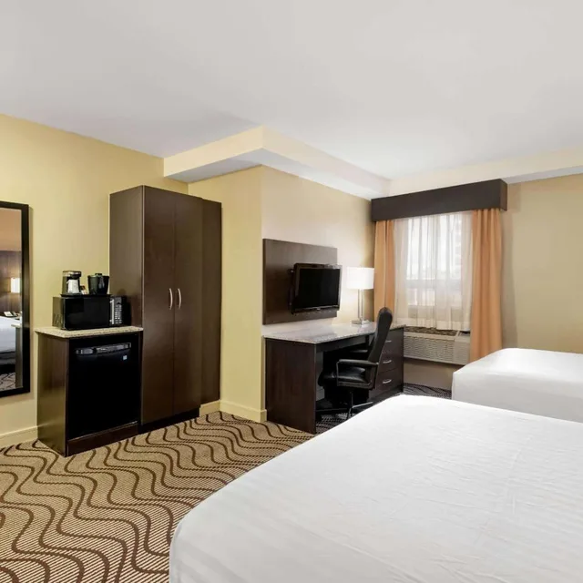 غرفة تنفيذية بسريرين كوين، La Quinta Inn & Suites by Wyndham Oshawa 1/2