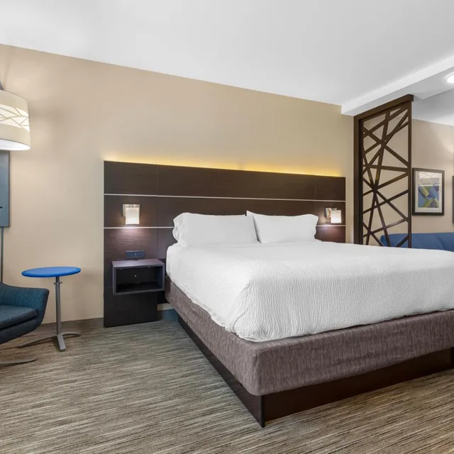 جناح بسرير كينج مع أريكة، Holiday Inn Express Hotel Suites Fairfield North 3/5