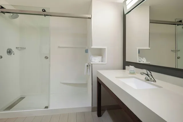 جناح بغرفة نوم واحدة لذوي الإعاقة، Courtyard Redwood City 4/7