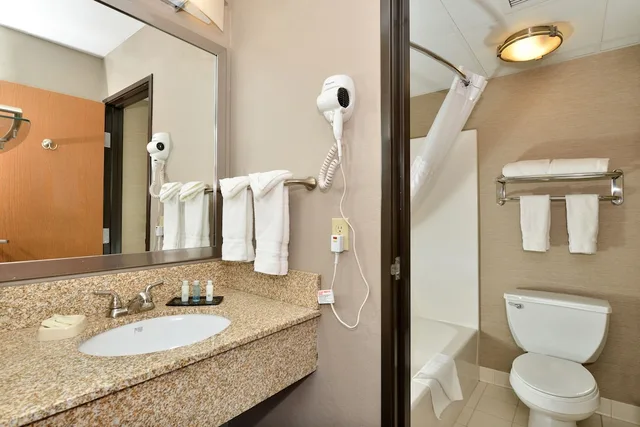 جناح بسرير كينج، Baymont by Wyndham Brooklyn Center 3/4