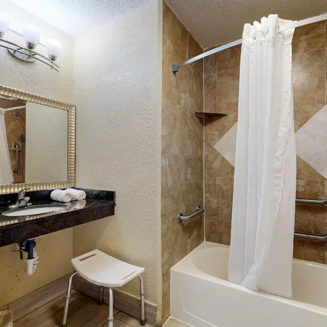 غرفة، Days Inn By Wyndham Orlando Downtown 3/4
