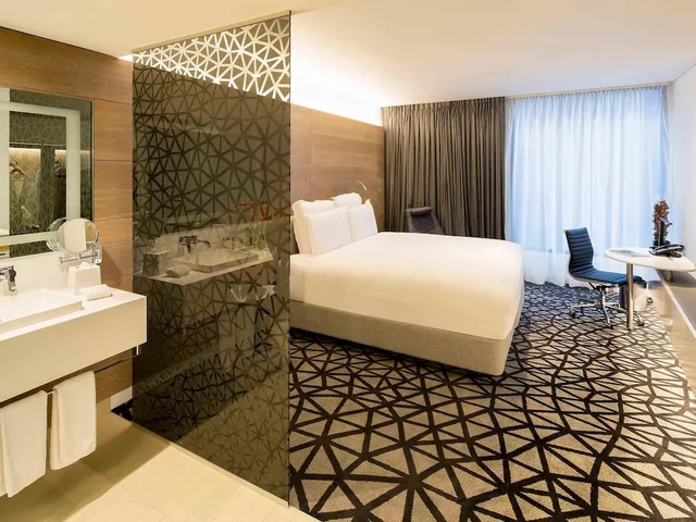 Superior, King Bed, Pullman Sydney Airport 9/9