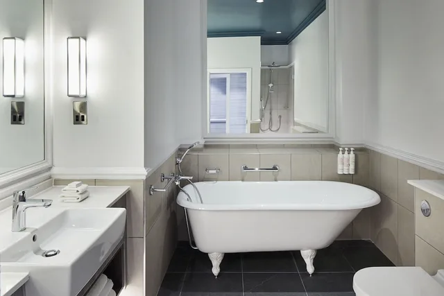 جناح بسرير كينج بإطلالة على البحر بغرفة نوم واحدة مع أريكة، Marriott Highcliff 7/8