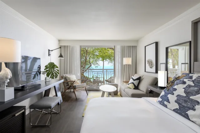 Room, King Bed, Partial Water View, Hammock Wing، Baker's Cay Resort Key Largo, Curio Collection by Hilton 3/5