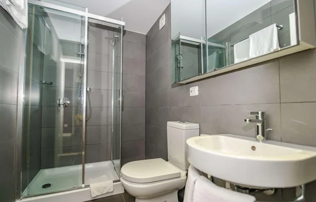 شقة بسريرين منفصلين وسرير كوين بغرفتي نوم مع أريكة، Park Plaza Verudela Pula 3/3