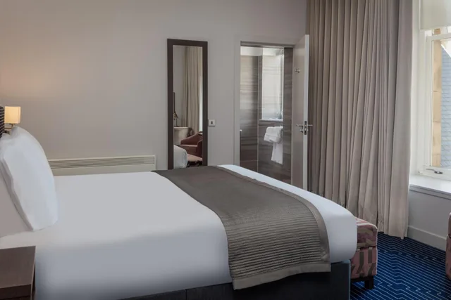 غرفة ديلوكس بسرير كينج وسرير كوين، Hotel Colessio 3/3
