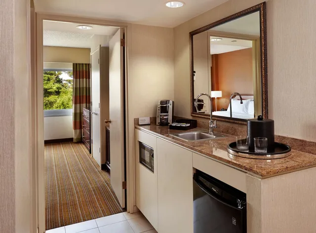 جناح بسرير كينج بغرفتين بحوض استحمام لذوي الإعاقة، Embassy Suites By Hilton Parsippany 2/2