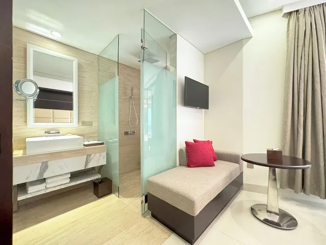 Senior, Twin Beds, Partial Ocean View، Holiday Beach Hotel Danang 7/10