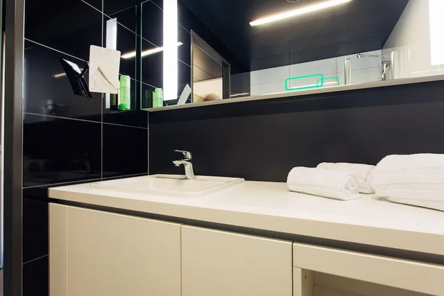 Standard, Double or Twin Bed, Harry's Home Zurich Wallisellen 2/2