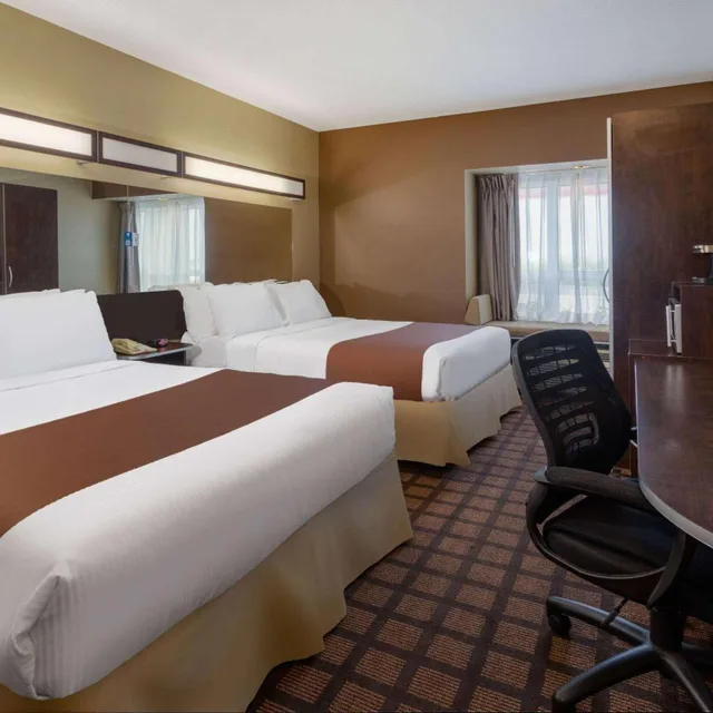 غرفة بسرير كينج وسريرين كوين، Microtel Inn Suites By Wyndham Timmins 6/10