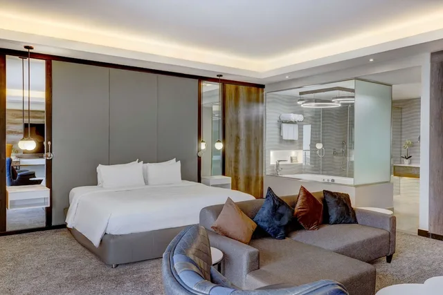 جناح ملكي بسرير كينج بـ4 غرف نوم مع دخول الصالة، Radisson Blu Lagos Ikeja 1/4