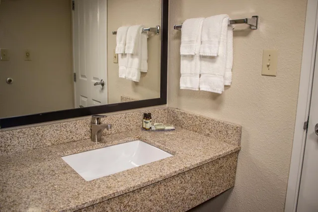 2 Rooms, Deluxe, Suite, King Bed, Cobblestone Suites Oshkosh 4/5