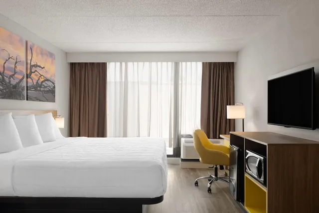 غرفة بسرير كينج، Days Hotel by Wyndham Williamsburg I-64 8/10