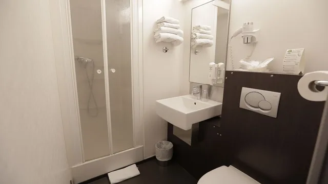 غرفة رباعية بسرير مزدوج وسريرين منفصلين، Hotel Au Petit Caporal 9/10