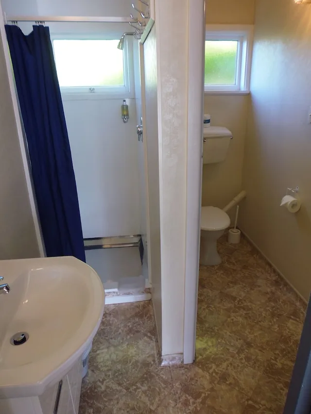 2 Bedrooms, Downstairs, Apartment, 1 Queen and 3 Single Beds، Spa Lodge Motel 3/3