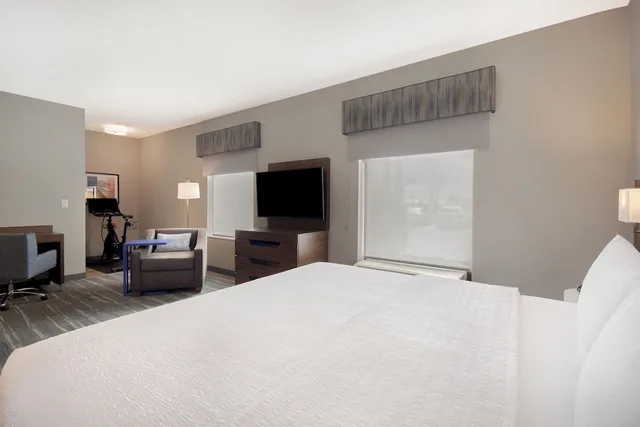 Fitness, King Bed، Hampton Inn Suites Dayton Vandalia 1/1