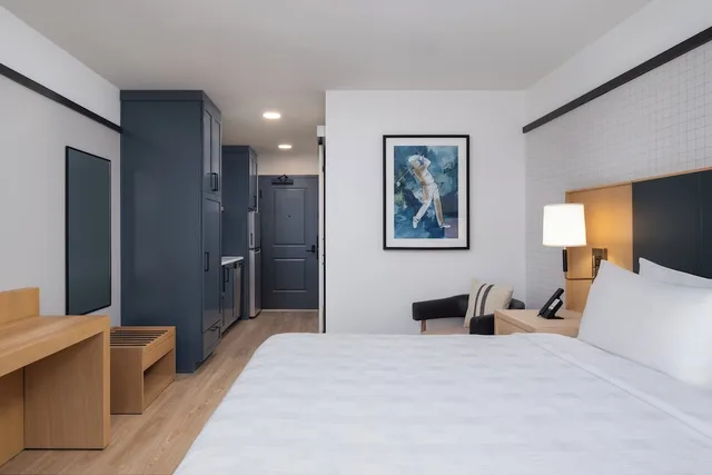 غرفة بسرير كينج، Denizen Hotel 1/6