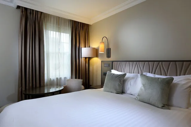 Superior, Queen Bed, City View, The Castle Hotel Windsor 3/5