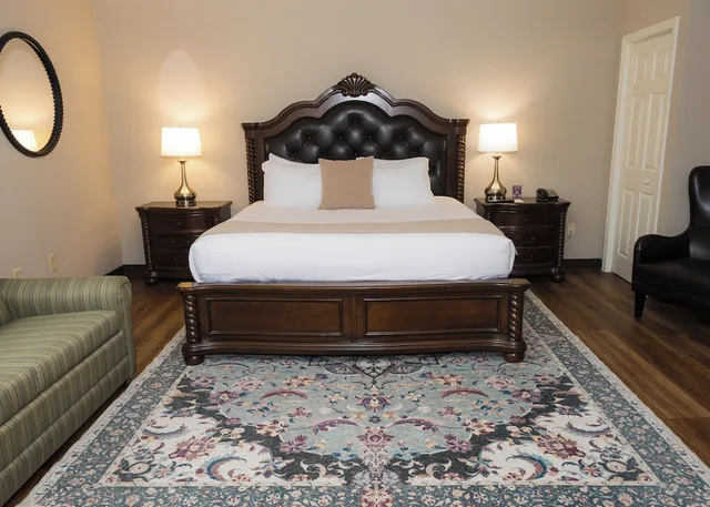 جناح بسرير كينج بغرفة نوم واحدة مع أريكة، D. Hotel and Suites 4/8