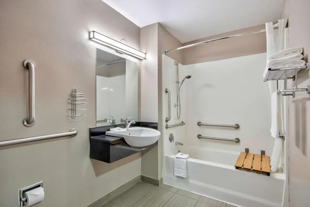 1 Queen Bed - ADA/RI Shower, Non-Smoking، Studio 6 Extended Stay - Austin, TX - Midtown 5/7