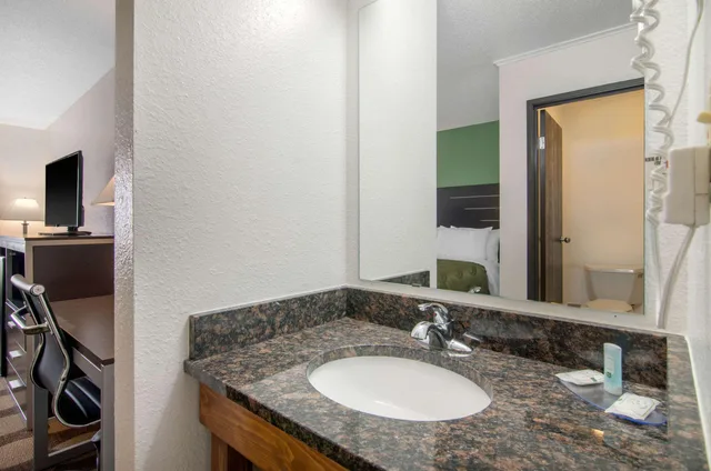 Room, 2 Queen Beds, Quality Inn Russell, KS 4/4
