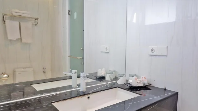 غرفة بسرير كوين بشرفة، Front One Resort Magelang 8/10