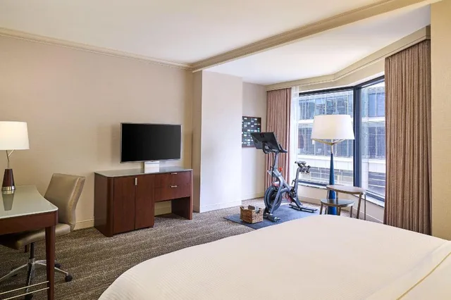 Guest Room, King Bed, Peloton، Westin Chicago River North 1/1
