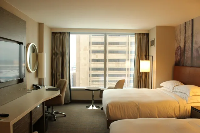 غرفة بسريرين كوين بإطلالة على البحيرة في طابق مرتفع لذوي الإعاقة، Hilton Cleveland Downtown 1/8