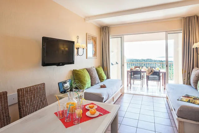 1 Bedroom, Apartment, Bunk Bed, Sea View, 2 Sofa, Balcony or Terrace، Maeva Particuliers Les Restanques Du Golfe de Saint Tropez 2/8