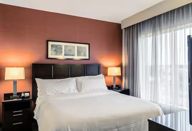 جناح بريميوم بسرير كينج لذوي الإعاقة، Embassy Suites by Hilton Newark Airport 1/3