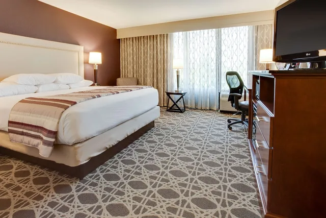 غرفة ديلوكس بسرير كينج، Drury Inn and Suites Louisville East 2/3