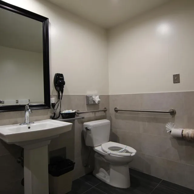 غرفة بسرير كوين لذوي الإعاقة، Dunes Inn Wilshire 8/9