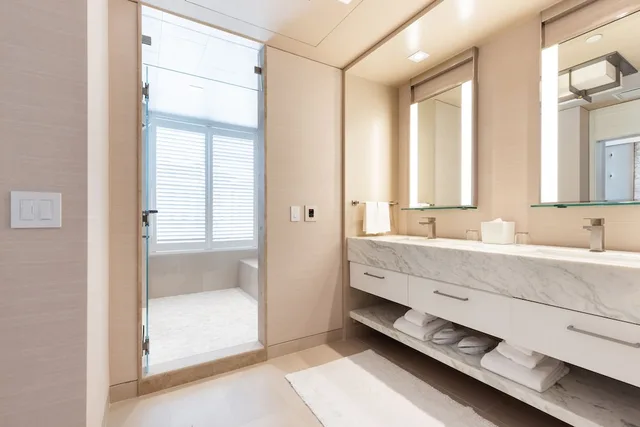 Gold, King Bed، Goldener Hirsch, Auberge Resorts Collection 2/3