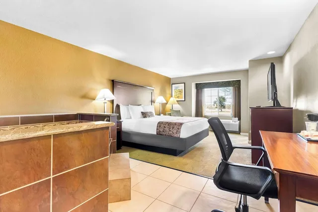 غرفة قياسية بسرير كينج بحوض جاكوزي، Best Western California City Inn & Suites 2/4