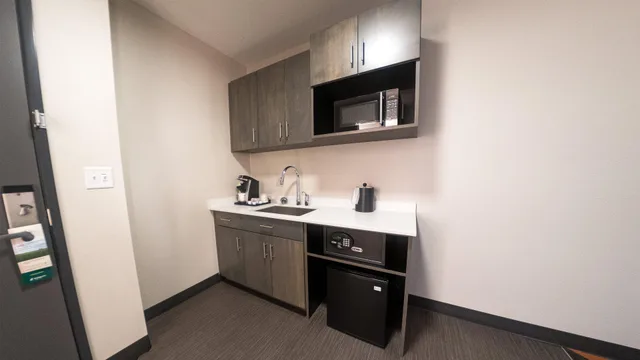 Suite, King Bed, Holiday Inn And Suites Philadelphia W Drexel Hill 5/5