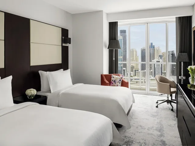 غرفة سوبيريور بسريرين منفصلين بإطلالة على البحيرة، Movenpick Jumeirah Lakes Towers 4/6