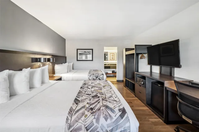 Courtyard, Executive, 2 Queen Beds، Best Western Plus Hilltop Inn 3/4
