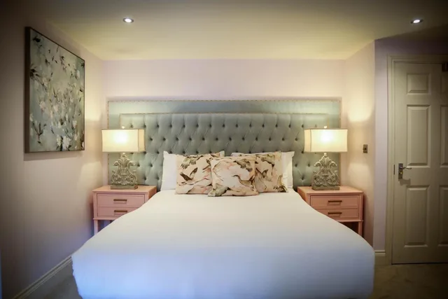 Rose، The Hotel Chester 1/9