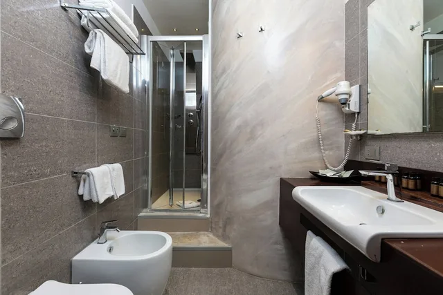 غرفة ثلاثية بسرير فردي وسرير كوين، Hotel Trevi Collection 7/8