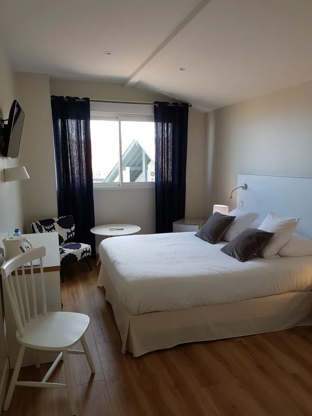 غرفة ديلوكس بسرير مزدوج، Hotel Au Bon Coin 1/3