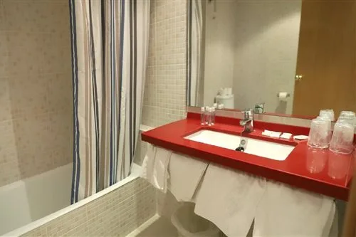 غرفة بسرير مزدوج أو سريرين منفصلين بإطلالة على المسبح بشرفة، Hotel Jaime I Salou 1/1