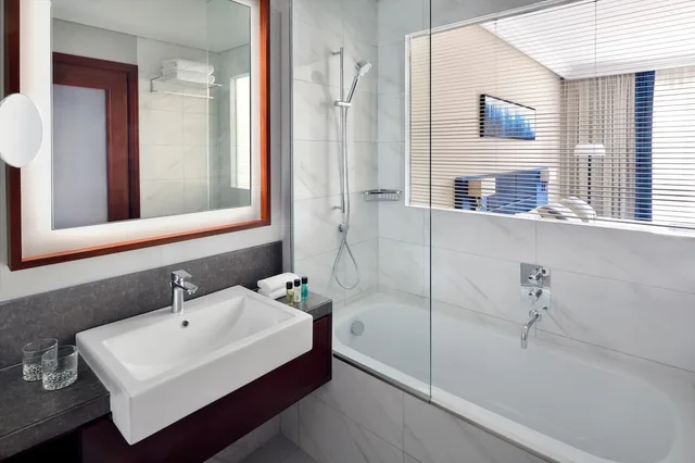 جناح ديلوكس بسرير كينج، Movenpick Bur Dubai 4/5