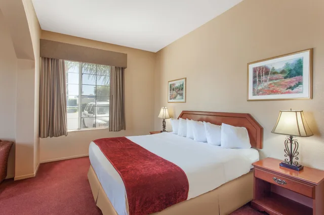 غرفة بسرير كوين لذوي الإعاقة، Ramada By Wyndham Fresno Northwest 2/7