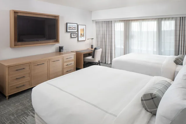 Deluxe, 2 Queen Beds, Grand Geneva Resort & Spa 2/7