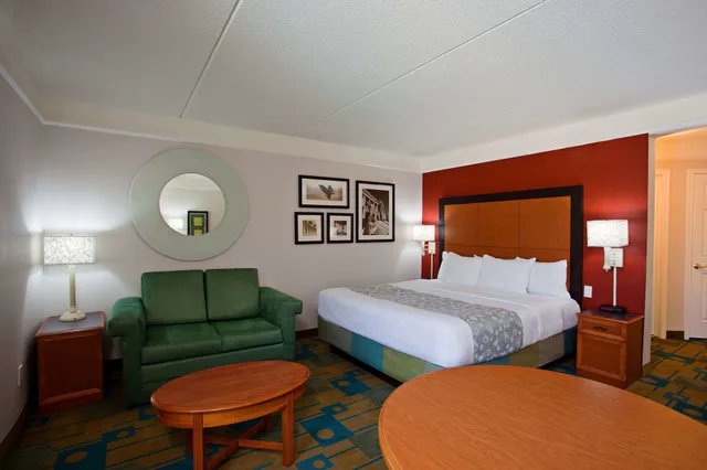 غرفة تنفيذية بسرير كينج، La Quinta Inn Suites Winston Salem 2/4