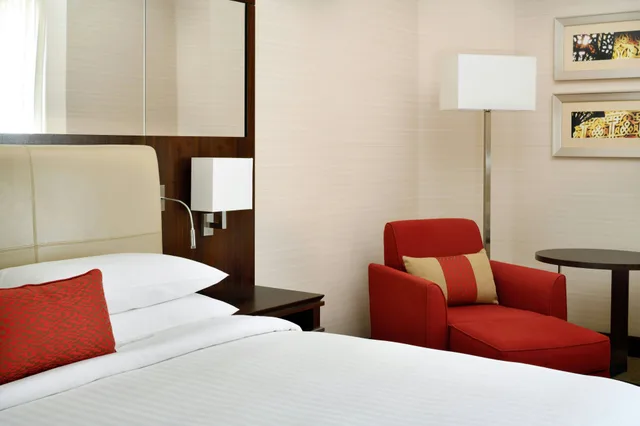 غرفة بسرير كوين، فندق الرياض ماريوت(Marriott Riyadh) 1/4
