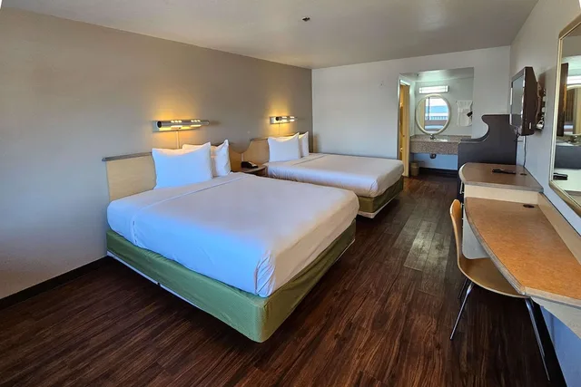 غرفة قياسية بسريرين كوين، Rodeway Inn & Suites Rancho Mirage - Palm Desert Area 4/10