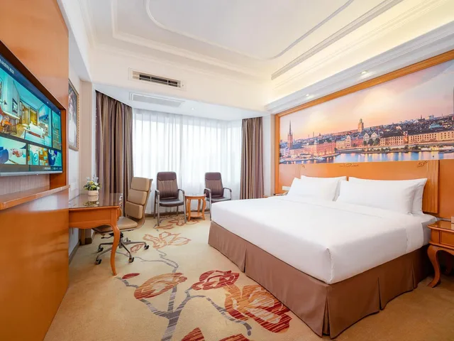 Deluxe, Queen Bed, Vienna International Hotel (Zhuhai Lovers Middle Road Haibin Store) 1/2