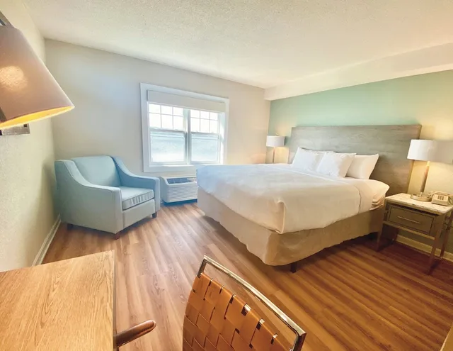 Executive, Suite, 2 King Beds, Sofa, Suite Building، Atlantic Beach Hotel Newport 1/3