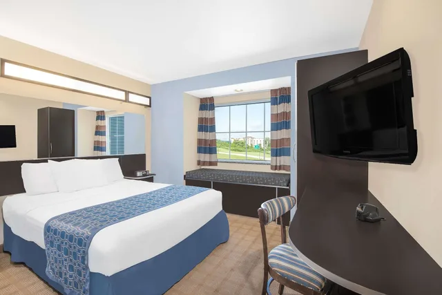 Suite, Queen Bed, Microtel Inn & Suites By Wyndham Waynesburg 6/10